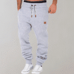 Grijze heren joggingbroek met trekkoord, elastische tailleband en enkelboorden. Comfortabele sportbroek, ideaal voor casual en sportieve activiteiten.