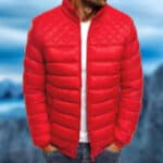 Rode gewatteerde herenjas, waterdicht, met rits en opstaande kraag. Ideaal voor wintermode en outdooractiviteiten. Comfortabel en stijlvol ontwerp.