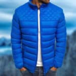 Blauwe gewatteerde herenjas, waterdicht, met rits en opstaande kraag. Ideaal voor wintermode en outdooractiviteiten. Comfortabel en stijlvol ontwerp.