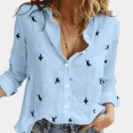 Lichtblauw dameshemd met lange mouwen, vogelprint en knoopsluiting. Modieuze casual blouse, perfect voor lente- en zomerseizoenen.
