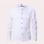 Wit herenoverhemd met lange mouwen, zwarte knopen en klassieke kraag. Perfect voor zakelijke en casual gelegenheden. Stretchstof voor comfort.