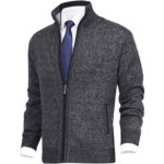 Grijs heren vest met ritssluiting, gedragen over een wit overhemd en blauwe stropdas. Stijlvolle herenkleding, geschikt voor zakelijke gelegenheden.