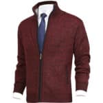 Rood gebreid vest met ritssluiting, gedragen over een witte overhemd en blauwe stropdas. Stijlvolle herenkleding, geschikt voor zakelijke casual outfits.