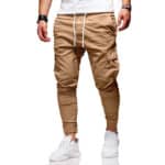 Beige cargobroek voor heren met elastische tailleband, trekkoord en zijzakken. Modieuze streetwear-stijl, ideaal voor casual outfits.