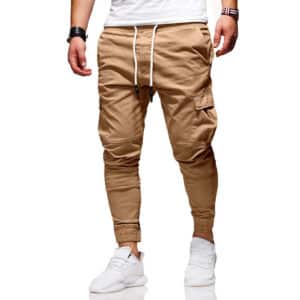 Beige cargobroek voor heren met elastische tailleband, trekkoord en zijzakken. Modieuze streetwear-stijl, ideaal voor casual outfits.