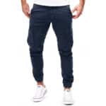 Donkerblauwe heren cargobroek met zakken, casual stijl, ideaal voor dagelijks gebruik. Comfortabele pasvorm, trendy en veelzijdig.