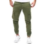 Groene cargobroek voor heren met zakken, casual stijl, ideaal voor dagelijks gebruik. Comfortabele pasvorm, gecombineerd met witte sneakers.