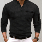 Zwart gebreid poloshirt voor heren met rits, lange mouwen en borstzak, ideaal voor casual en zakelijke outfits. Stijlvol en veelzijdig herenkleding.