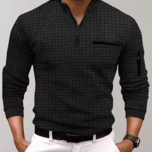 Zwart gebreid poloshirt voor heren met rits, lange mouwen en borstzak, ideaal voor casual en zakelijke outfits. Stijlvol en veelzijdig herenkleding.