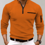 Oranje heren poloshirt met rits, lange mouwen en borstzak. Stijlvol en modern design, ideaal voor casual en zakelijke gelegenheden.