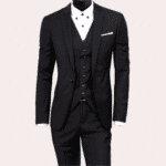 Zwart driedelig herenpak met witte overhemd en pochet, elegante zakelijke kleding, formele outfit voor bruiloft of kantoor, stijlvolle mode.