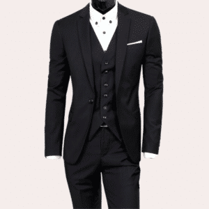 Zwart driedelig herenpak met witte overhemd en pochet, elegante zakelijke kleding, formele outfit voor bruiloft of kantoor, stijlvolle mode.