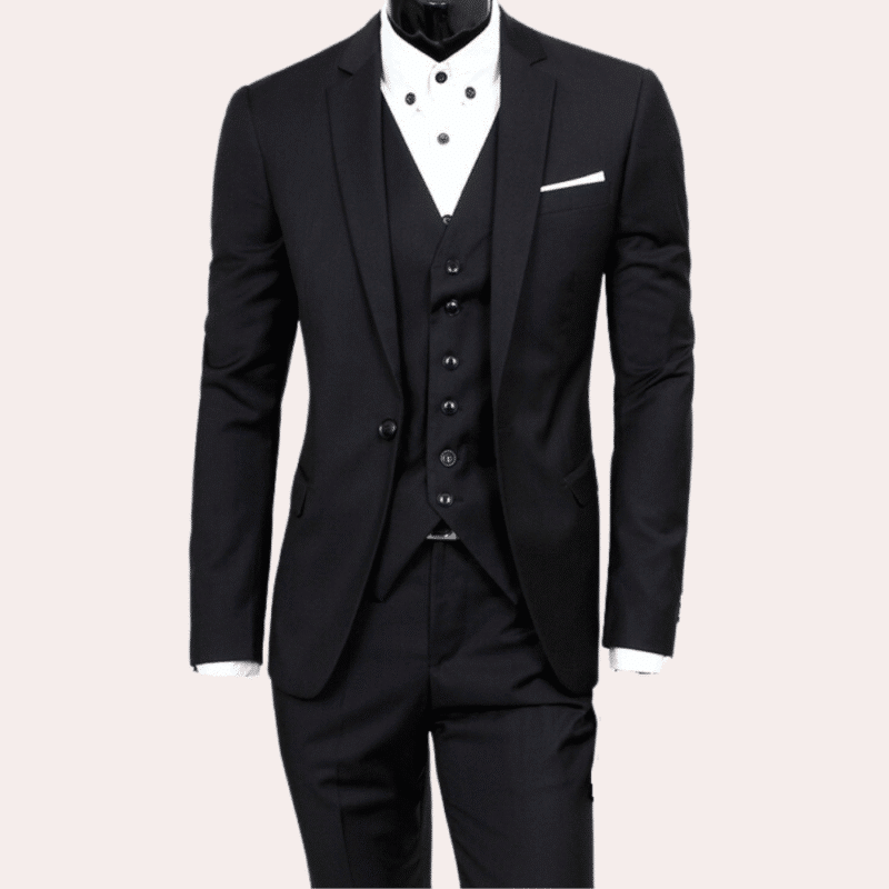 Zwart driedelig herenpak met witte overhemd en pochet, elegante zakelijke kleding, formele outfit voor bruiloft of kantoor, stijlvolle mode.