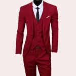 Rood driedelig herenpak met colbert, gilet en broek, gecombineerd met een witte overhemd en zwarte stropdas. Perfect voor formele gelegenheden.