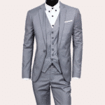 Grijs driedelig herenpak met gilet en witte overhemd, formele kleding, stijlvolle zakelijke outfit, moderne pasvorm, geschikt voor bruiloften.