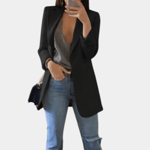 Vrouw in zwarte damesblazer, casual stijl, gecombineerd met grijze top en gescheurde jeans. Perfecte outfit voor moderne, stijlvolle vrouwen.