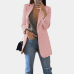Roze damesblazer, lange mouwen, gedragen met grijze top en blauwe jeans. Stijlvolle mode voor vrouwen, casual en elegant.