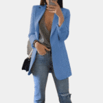 Damesblazer in lichtblauw, gecombineerd met grijze top en jeans. Stijlvolle zakelijke outfit voor vrouwen. Perfect voor modieuze kantoorlooks.