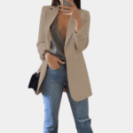 Dames blazer beige, casual chic, lange mouwen, geschikt voor kantoor en dagelijks gebruik, gecombineerd met jeans en top, modieuze uitstraling.