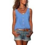 Vrouw in blauwe mouwloze top met knopen, denim shorts en bruine riem. Casual zomeroutfit, boho-stijl, strandkleding, damesmode.