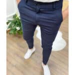 Donkerblauwe herenbroek, slim fit, gedragen met witte sneakers. Stijlvolle casual outfit voor mannen. Perfect voor dagelijks gebruik.