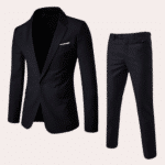 Zwart herenpak met colbert en pantalon, elegant design, geschikt voor zakelijke en formele gelegenheden. Hoogwaardige stof, moderne pasvorm.