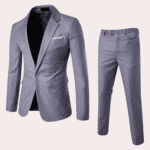 Grijs herenpak met colbert en pantalon, moderne snit, geschikt voor zakelijke en formele gelegenheden. Hoogwaardige stof, stijlvolle uitstraling.