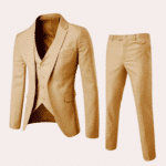 Khaki herenpak met colbert, gilet en broek. Stijlvol en modern ontwerp, ideaal voor zakelijke en formele gelegenheden. Hoogwaardige stof.