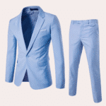 Lichtblauw herenpak met colbert en broek, elegante zakelijke kleding, moderne pasvorm, geschikt voor formele gelegenheden en bruiloften.