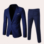 Donkerblauw herenpak met colbert en broek, elegant design, geschikt voor zakelijke en formele gelegenheden. Hoogwaardige stof, moderne pasvorm.