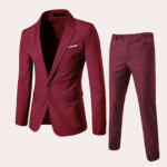 Rood herenkostuum met colbert en broek, elegante zakelijke kleding, moderne pasvorm, geschikt voor formele gelegenheden, hoogwaardige stof.