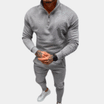 Grijze herensweater met halve rits en bijpassende joggingbroek, casual sportkleding, comfortabele pasvorm, ideaal voor dagelijks gebruik.