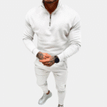 Witte herensweatshirt met halve rits en bijpassende joggingbroek, casual sportieve outfit, modieuze herenkleding, comfortabele pasvorm.