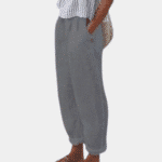 Grijze linnen broek voor dames, casual en comfortabel, met elastische tailleband en zakken. Perfect voor zomerse outfits en stranddagen.