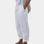 Witte linnen broek voor dames, casual en luchtig ontwerp, ideaal voor zomerse outfits. Comfortabele pasvorm met elastische tailleband.