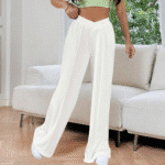 Witte damesbroek, wijde pijpen, comfortabele pasvorm, casual stijl, perfect voor dagelijks gebruik, modetrend, zachte stof, woonkamer achtergrond.