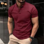 Donkerrode herenpolo met korte mouwen, knoopsluiting en strakke pasvorm. Ideaal voor casual en zakelijke outfits. Comfortabele en stijlvolle keuze.