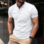 Witte herenpolo met korte mouwen, gedragen door een man. Perfect voor casual en zakelijke gelegenheden. Comfortabele pasvorm, modieuze uitstraling.
