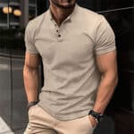 Beige herenpolo met korte mouwen, knoopsluiting en strakke pasvorm. Perfect voor casual en stijlvolle looks. Ideaal voor modebewuste mannen.