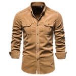Bruin corduroy overhemd voor heren met lange mouwen, knoopsluiting en borstzakken. Stijlvol en casual, perfect voor herfstmode.