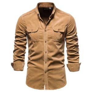 Bruin corduroy overhemd voor heren met lange mouwen, knoopsluiting en borstzakken. Stijlvol en casual, perfect voor herfstmode.