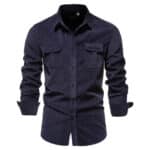 Donkerblauw corduroy overhemd voor heren met lange mouwen en borstzakken. Stijlvol en casual, perfect voor herfst- en wintermode.