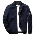 Stijlvolle, korte zomerjas voor heren in donkerblauw met ritssluiting en zak op de mouw. Perfect voor casual en modieuze looks.