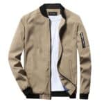 Stijlvolle beige zomerjas voor heren met ritssluiting, zwarte boorden en zak op de mouw. Perfect voor casual en modieuze herenkleding.