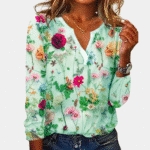 Casual gebloemde damesblouse met lange mouwen, kleurrijke bloemenprint op lichtblauwe achtergrond, ideaal voor modieuze lente- en zomerkleding.