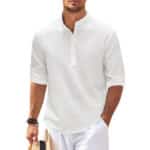Stijlvol wit casual overhemd voor heren met opgerolde mouwen en opstaande kraag, ideaal voor zomerse outfits en modieuze gelegenheden.