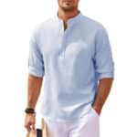 Stijlvol lichtblauw casual overhemd voor heren met opgerolde mouwen en opstaande kraag, perfect voor zomerse mode en casual outfits.