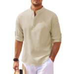 Stijlvol beige casual overhemd voor heren met opgerolde mouwen en opstaande kraag, ideaal voor zomerse mode en casual outfits.