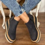 Dames lage enkellaarzen, zwart leer, dikke zool, casual stijl, gedragen met blauwe jeans. Perfect voor herfstmode en dagelijks gebruik.