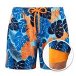 Stijlvolle heren zwembroek met blauw-oranje tropisch bladpatroon, elastische tailleband en binnenvoering. Perfect voor zomerse stranddagen.